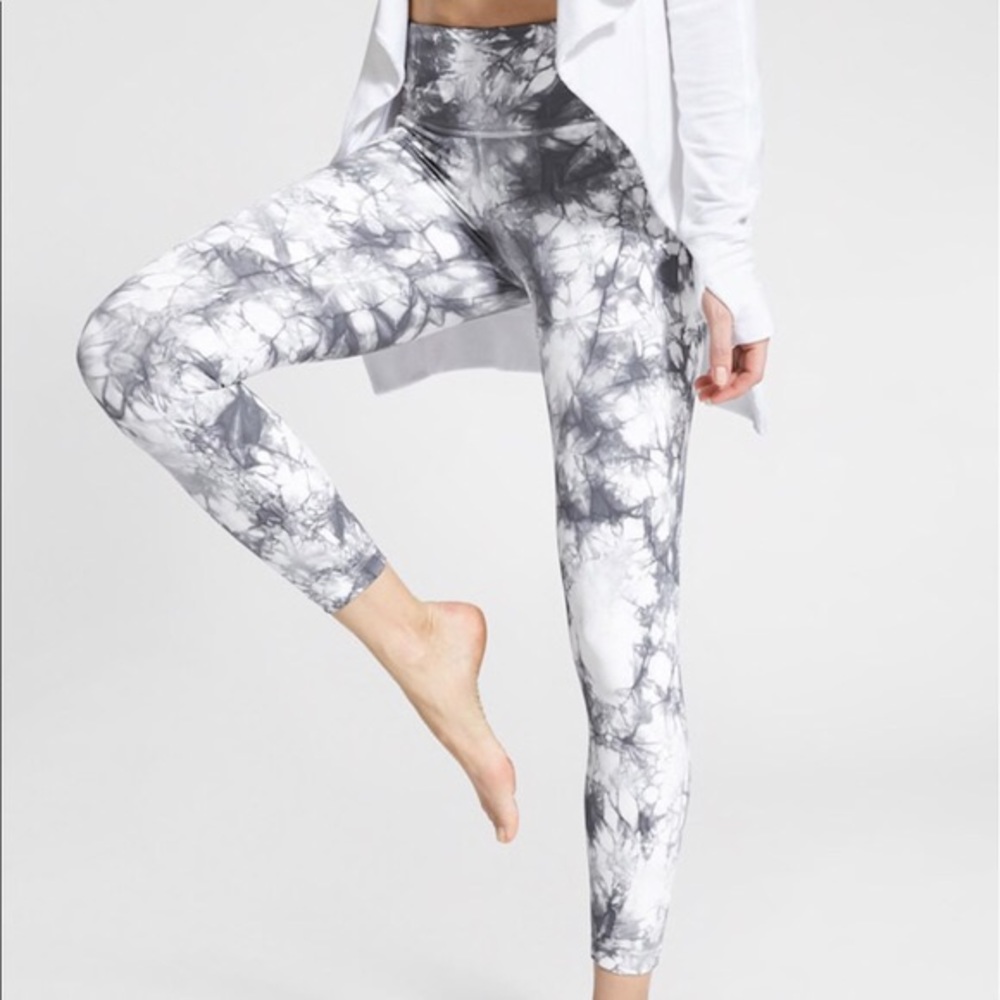 Athleta 7/8 Tie Dye Salutation Leggings Gray White